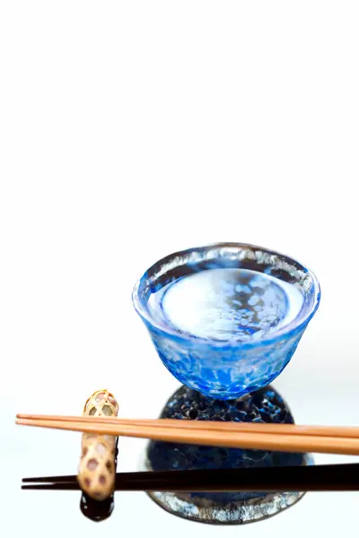 放在休息底座和杯子上的筷子的近景 — 图库照片