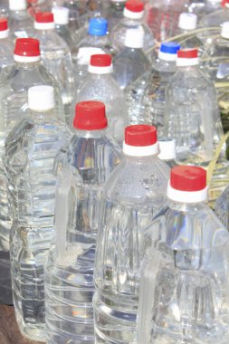 Temiz suyla plastik şişelerin yakın plan görüntüsü 