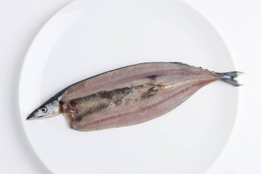 bir plaka üzerinde taze uskumru