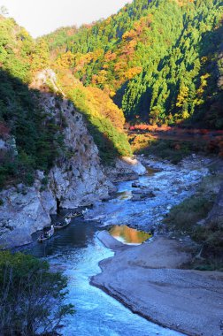 Dağlardaki nehrin güzel manzarası. 