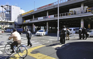Tokyo 'daki şehir hayatı sokaklarda yürüyen insanlar tarafından yansıtılıyor..