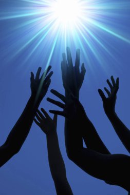 İnsan ellerinin silueti havada yükseliyor.