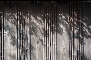 Bambu çit arkaplan desenli gölgeler ve güneş ışığı