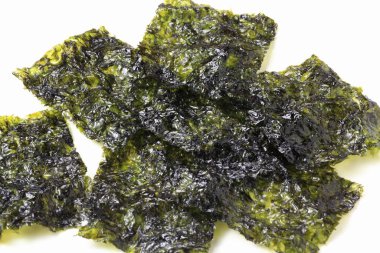 Beyaz arka plan üzerinde izole Japon deniz yosunu. 