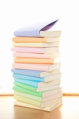 Renkli kapaklarla kitapları kapat