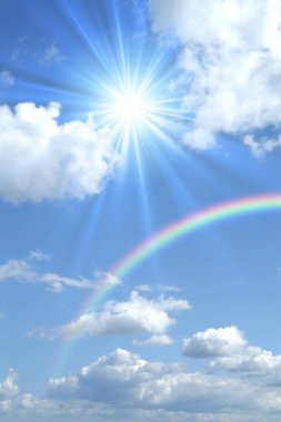 Mavi gökyüzü beyaz bulutlar ve güzel gökkuşağı