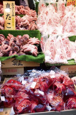 Deniz ürünleri pazarında taze çiğ ahtapot.