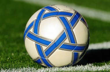 Futbol topu yeşil çimlerde, futbol konsepti 