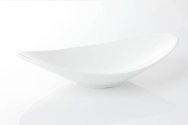 Beyaz arkaplanda boş kase