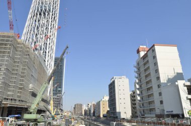 Modern binalarla dolu Asyalı bir metropolün parlak bir fotoğrafı..