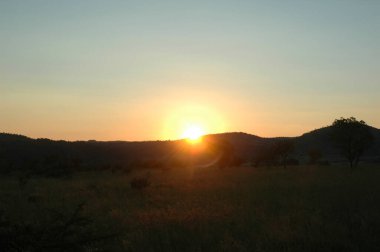 Gün doğarken sabah dağlarda