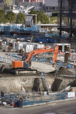 Vinç ve kazıcılı inşaat alanı