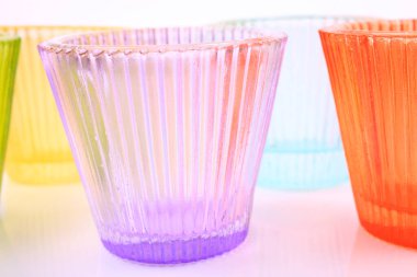 Plastik bardaktaki renkli kağıt kamışlar, yakın çekim -.