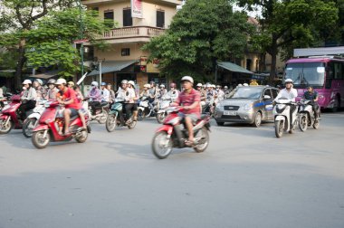Vietnam 'da motosiklet kullanan bir sürü insan var.