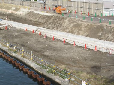 Binanın önü hala inşaat halinde olan şehir alanı.