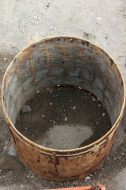 Metal kovası olan bir inşaat alanı.