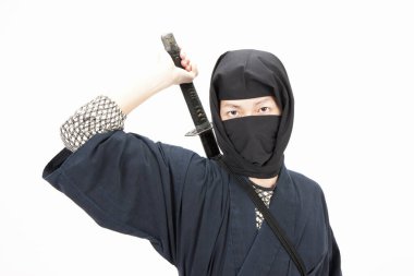 Sırtında Katana olan Asyalı genç bir samuray.