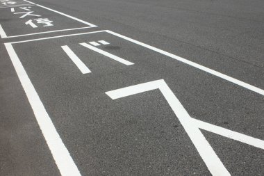 Otobanda yol işaretlerini yakın plan çek