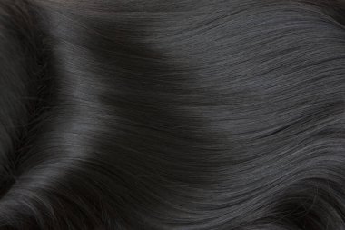 Esmer ya da siyah saçlı. Siyah saçlı, uzun boylu bir kadın. Çok güzel kıvırcık.