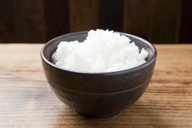 ahşap bir masa üzerinde pirinç