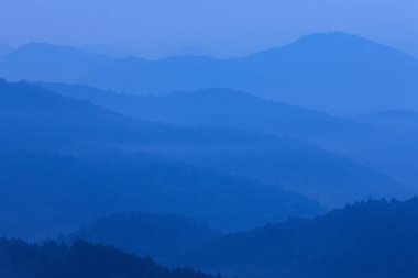 Güzel sisli dağlar, sabah sisi