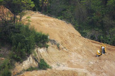 Kumda inşaat sahasında çalışan kazıcı 