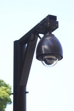 Gökyüzünün arka planında modern sokak lambası