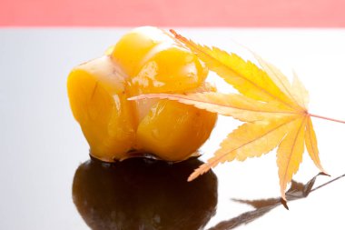 Japon tatlısı ve sarı sonbahar yaprağı.