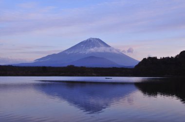 Akşam Fuji Dağı ve Yamanaka Gölü. 