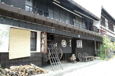 Kasabadaki geleneksel Japon evleri. 