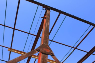 Büyük demir kirişli bir çatının metal yapısı