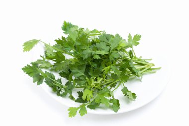 Beyaz arkaplanda izole edilmiş bir maydanoz demeti.