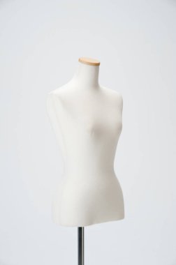 Beyaz arka planda izole edilmiş manken, moda konsepti