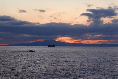 Denizin üzerinde güzel bir gün batımı