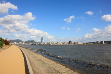 Shinji Gölü kıyısındaki Matsue şehri.