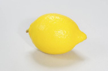 Beyaz üzerine bir limon