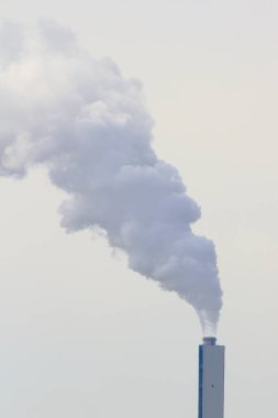 Havaya duman yayan endüstriyel boru
