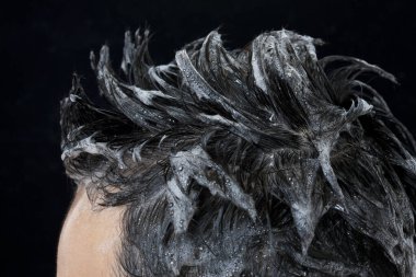 Adam kafasını şampuanla yıkıyor. görünümü kapat