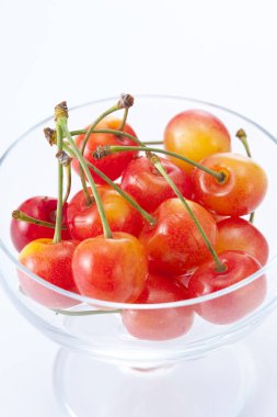 Beyaz arka planda kırmızı kiraz meyvesi