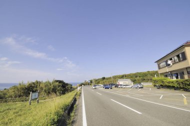 Japonya 'da gündüz vakti okyanusa giden yol.