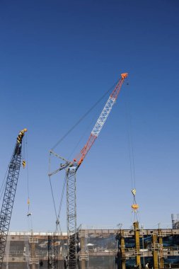 Vinçler inşaat sahasına şehir yapıları inşa etmeye yardım ediyor