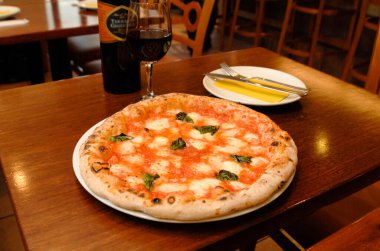 Taze pişmiş pizzanın yakın çekimi. 