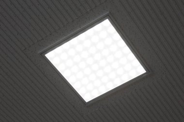 Tavandaki basit lambanın görüntüsünü kapat