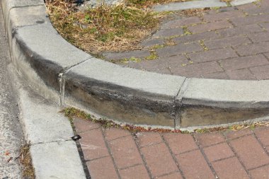 Yıpranmış beton kaldırım buluşması kırmızı tuğla kaldırım köşesi