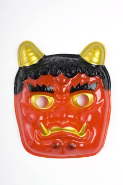 Beyaz arka planda Japon geleneği şeytan maskesi