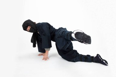 Sırtında Katana olan Asyalı genç bir samuray.