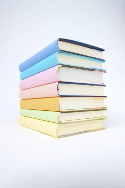 Renkli kapaklı bir yığın kitap kapat