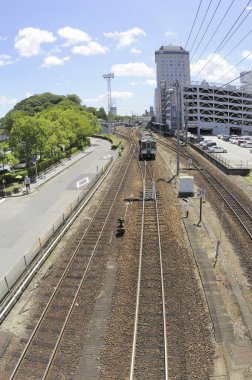 Tren demiryolunda ilerliyor.