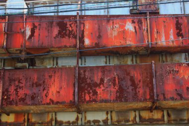 Eski bina cephesinde paslı metal balkonlar