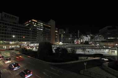 Tokyo City, Japonya 'daki aydınlık caddenin alacakaranlık manzarası